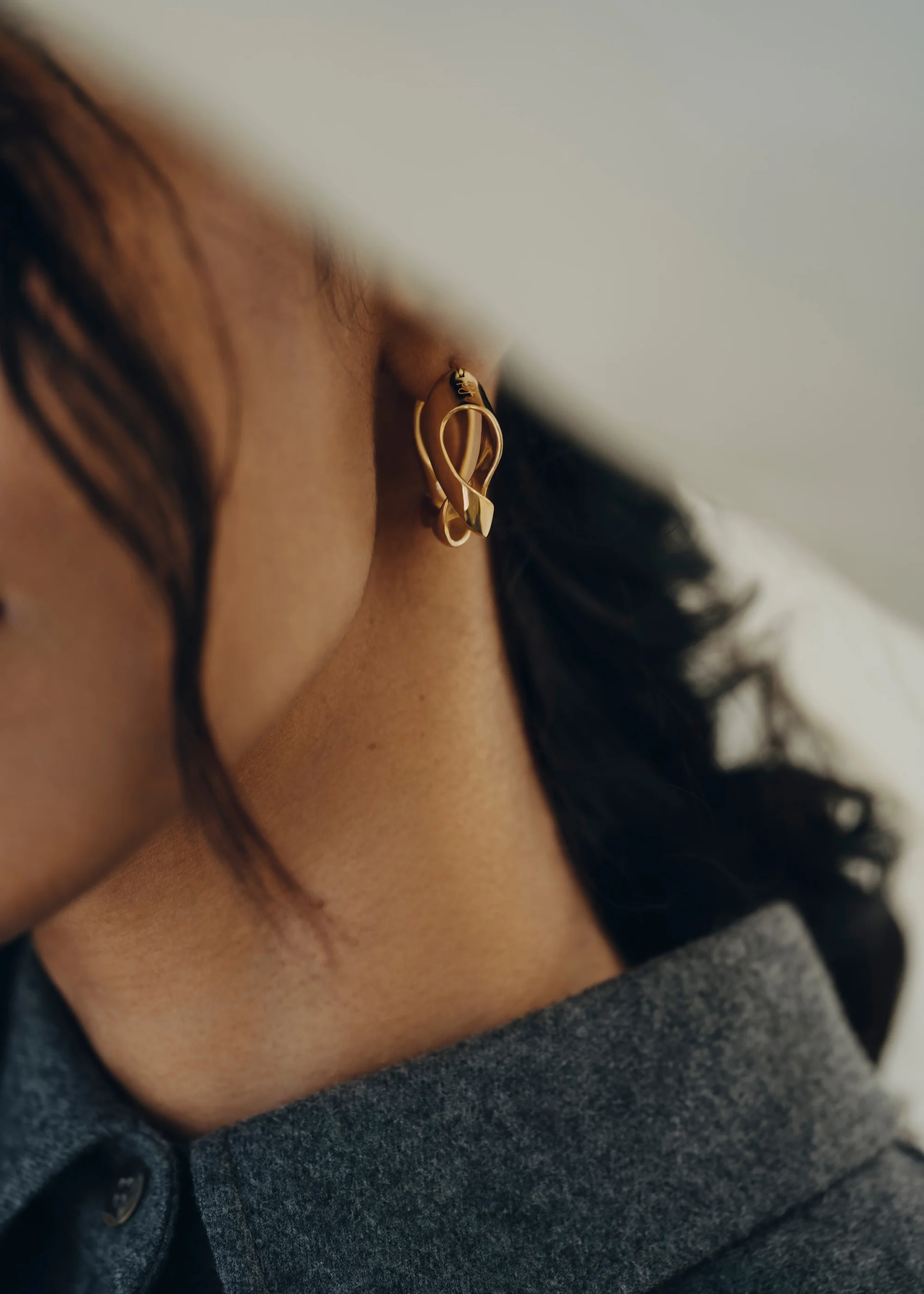 Éole Wavy Hoop Earrings - 24 carat gold-gilded - Image 4