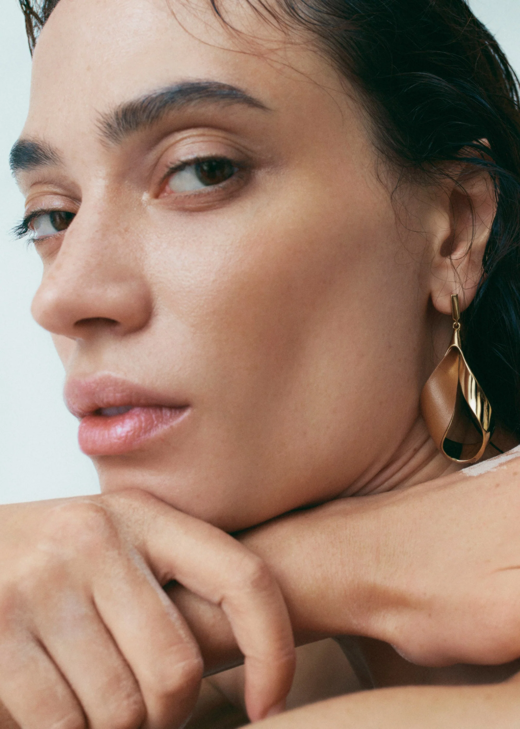Ormé Pendant Earrings - Gold Gilded with Camel Leather - Image 4